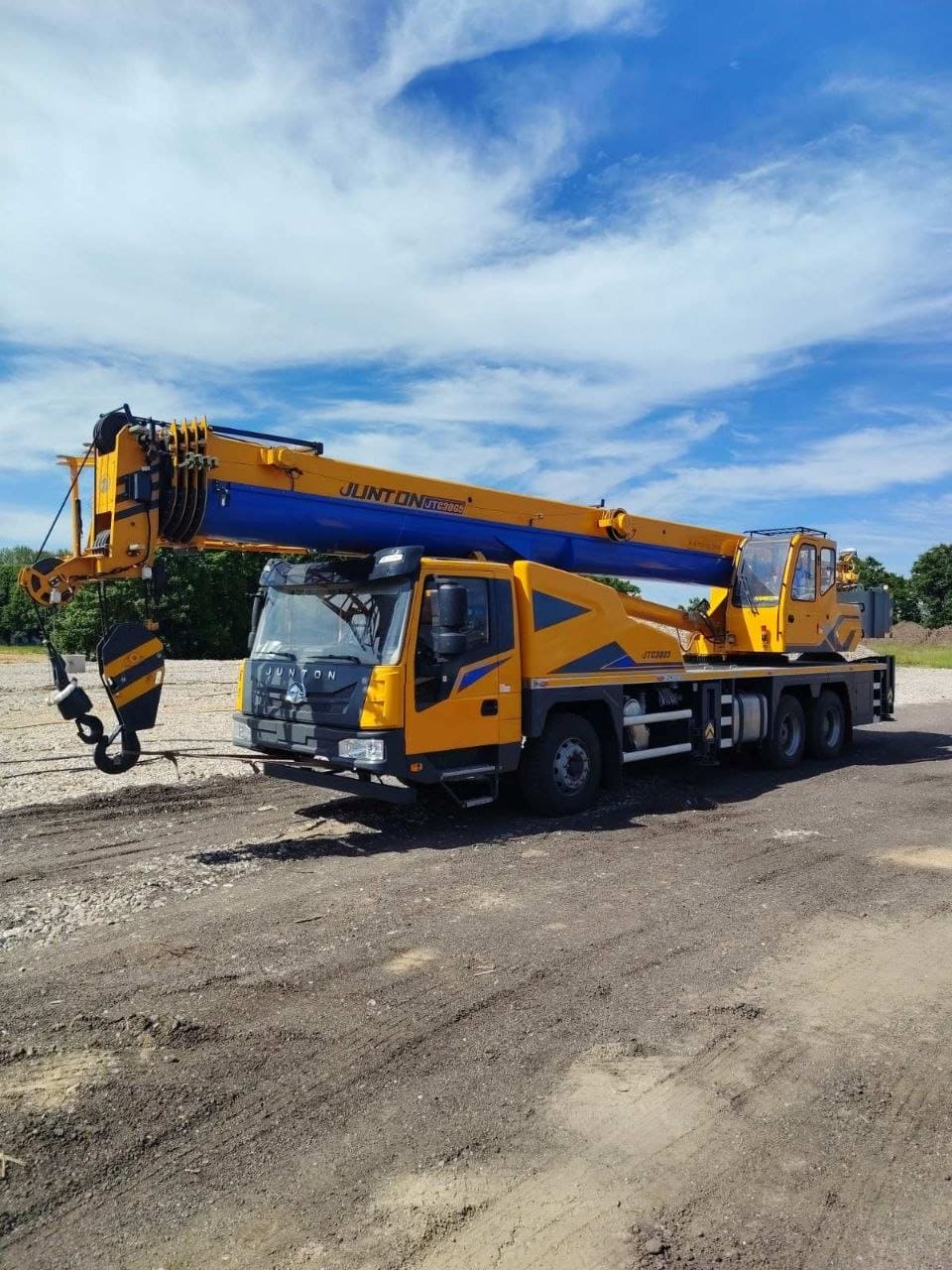 avtokran-junton-jtc30g5-30-tonn-pered Автокран Junton JTC30G5 грузоподъемностью 30 тонн. Вид спереди слева.