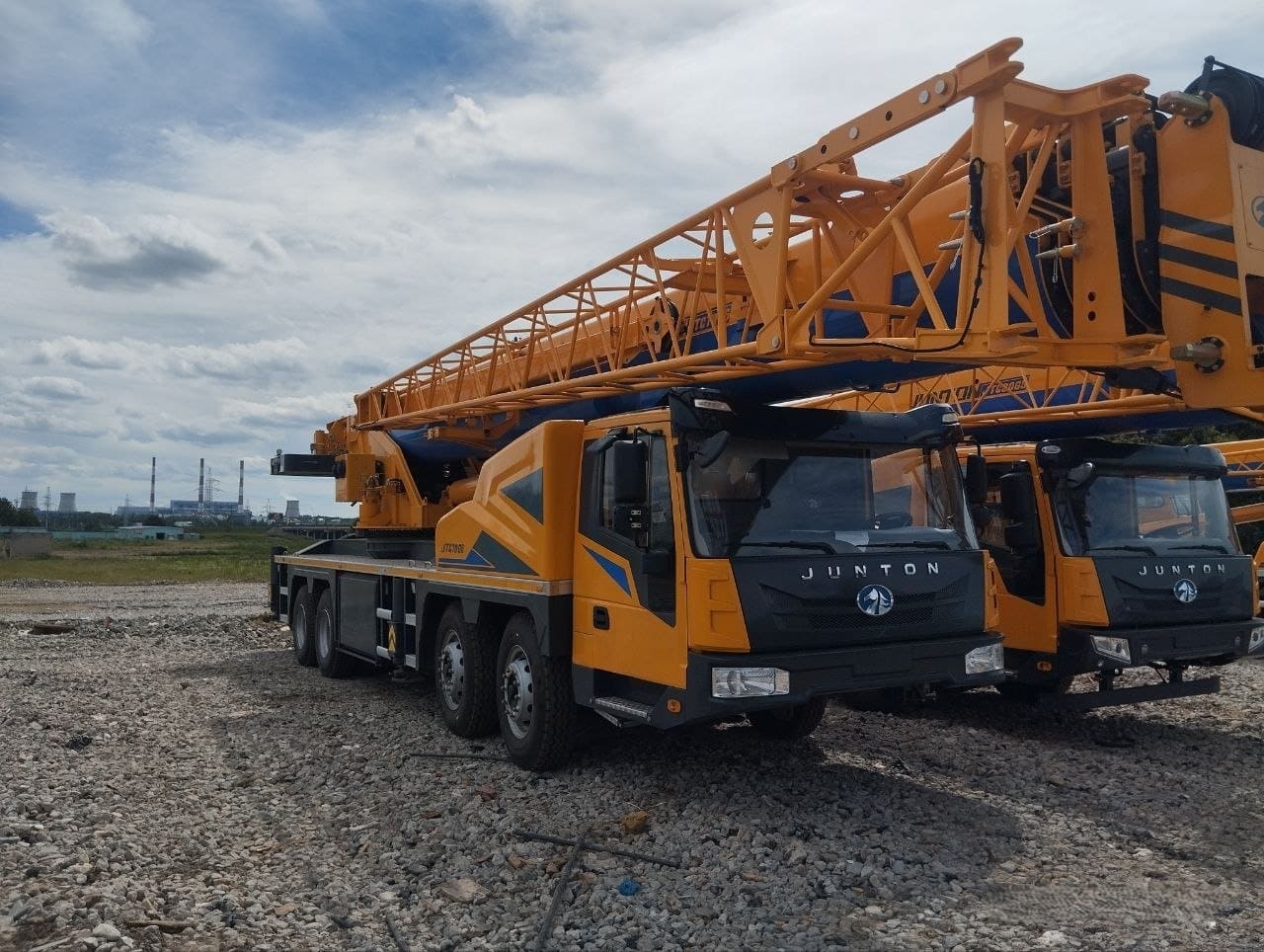 junton-jtc70g6-crane-front-left-angle Автокран 30 тонн Junton JTC30G5 фронтальный ракурс