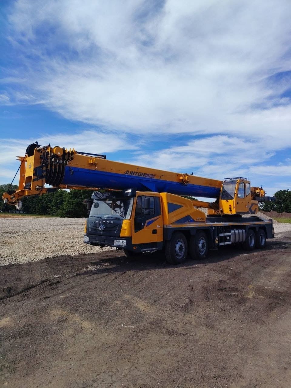 junton-jtc70g6-heavy-crane-right-side-view Строительный автокран Junton JTC30G5
